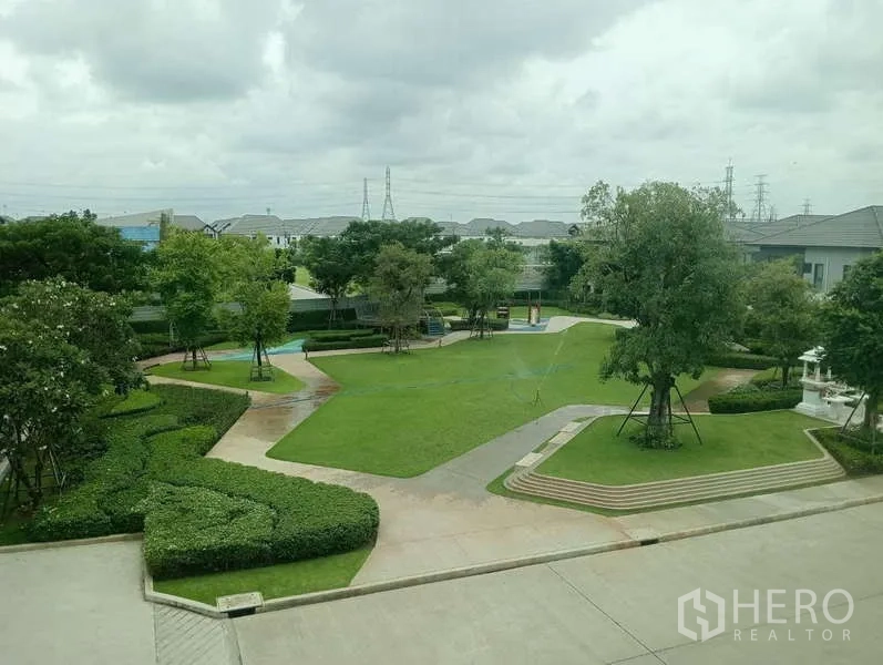 Detached House for rent in Bang Phli, Samut Prakan - Landscaped communal park with walking paths, lawns and mature trees within the estate.