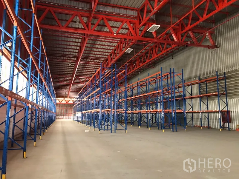 คลังสินค้า ให้เช่าในBang Na, Bangkok - ทางเดินยาวระหว่างชั้นวางพาเลทในโกดัง เพดานสูงโปร่ง