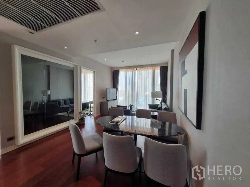 公寓 出租在Watthana, Bangkok - 开放式客餐厅，大幅墙面镜与阳台落地窗。