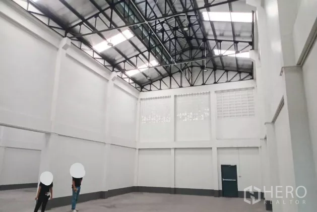 คลังสินค้า ให้เช่าในMueang Samut Sakhon, Samut Sakhon - ฮอลล์โกดังโปร่ง เพดานสูง หลังคาโครงเหล็ก มีช่องลมและประตูหนีไฟ