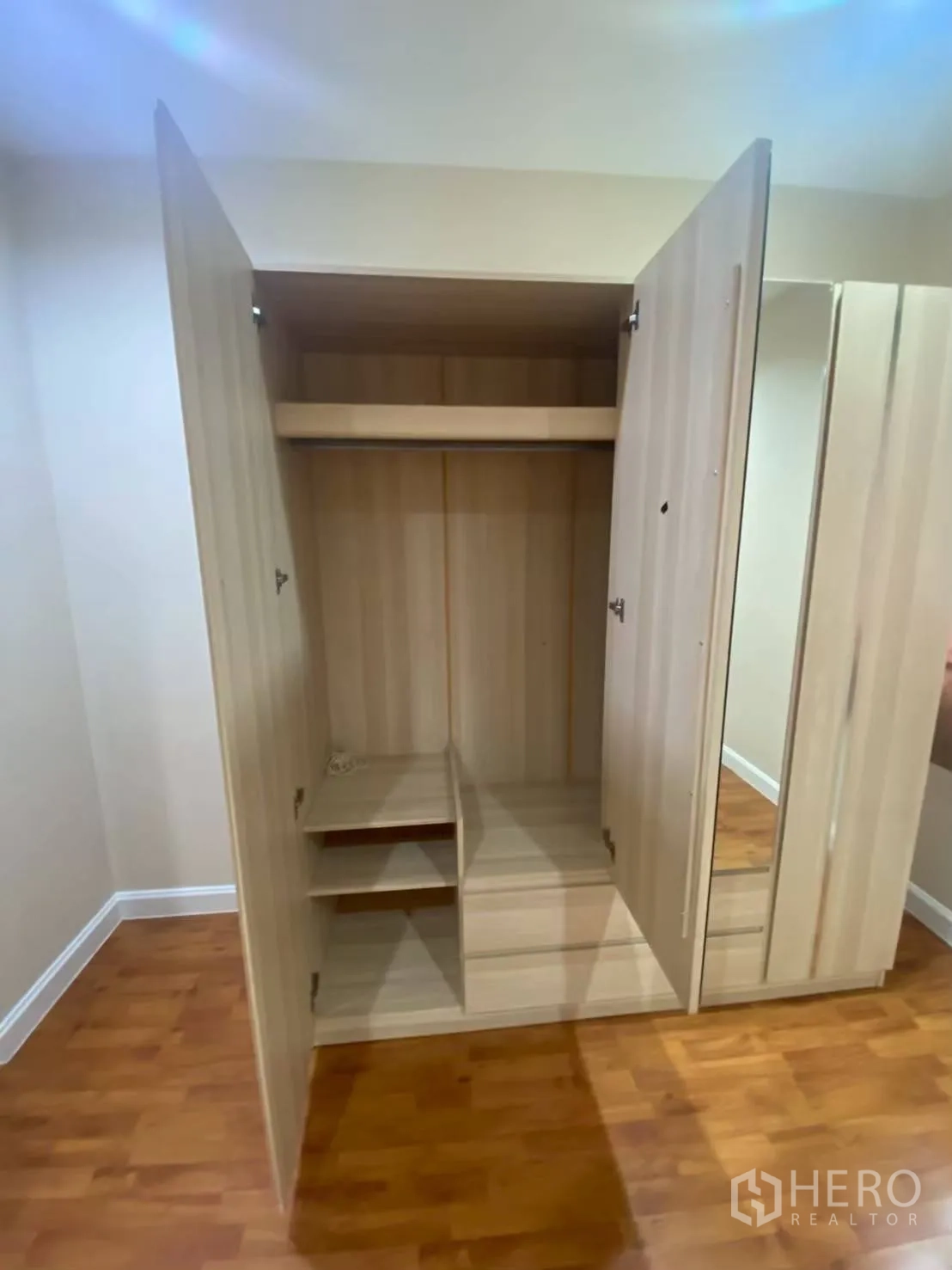 Townhouse for rent in Bang Kapi, Bangkok - Open wardrobe showing shelves and hanging space.