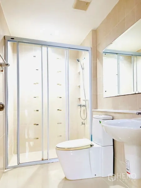 联排别墅 出租 - 整洁卫浴，玻璃淋浴间、坐便器与台盆。