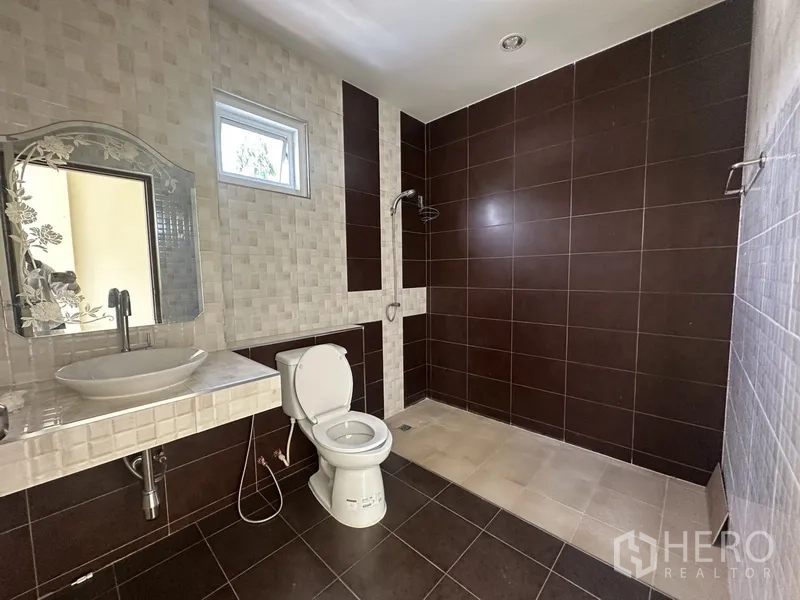 สำนักงานที่บ้าน ให้เช่าในPhra Khanong, Bangkok - ห้องน้ำผนังกระเบื้องน้ำตาลเข้มและกระจกลายดอก