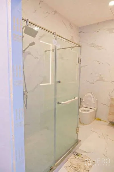 บ้าน ขายในLat Phrao, Bangkok - ห้องน้ำลายหินอ่อนสว่าง เคาน์เตอร์และตู้กั้นอาบน้ำกระจก