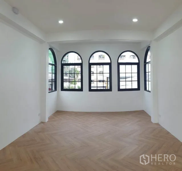 带办公室的家 出租或出售在Bang Na, Bangkok - 拱形窗房间，鱼骨拼木地板。