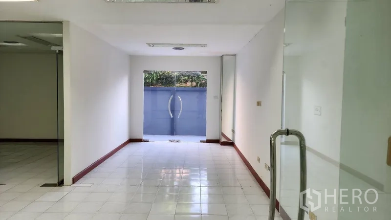 สำนักงาน ให้เช่าหรือขายในKhlong Toei, Bangkok - โถงชั้นล่างเชื่อมไปยังประตูกระจกบานคู่และลานด้านหน้า
