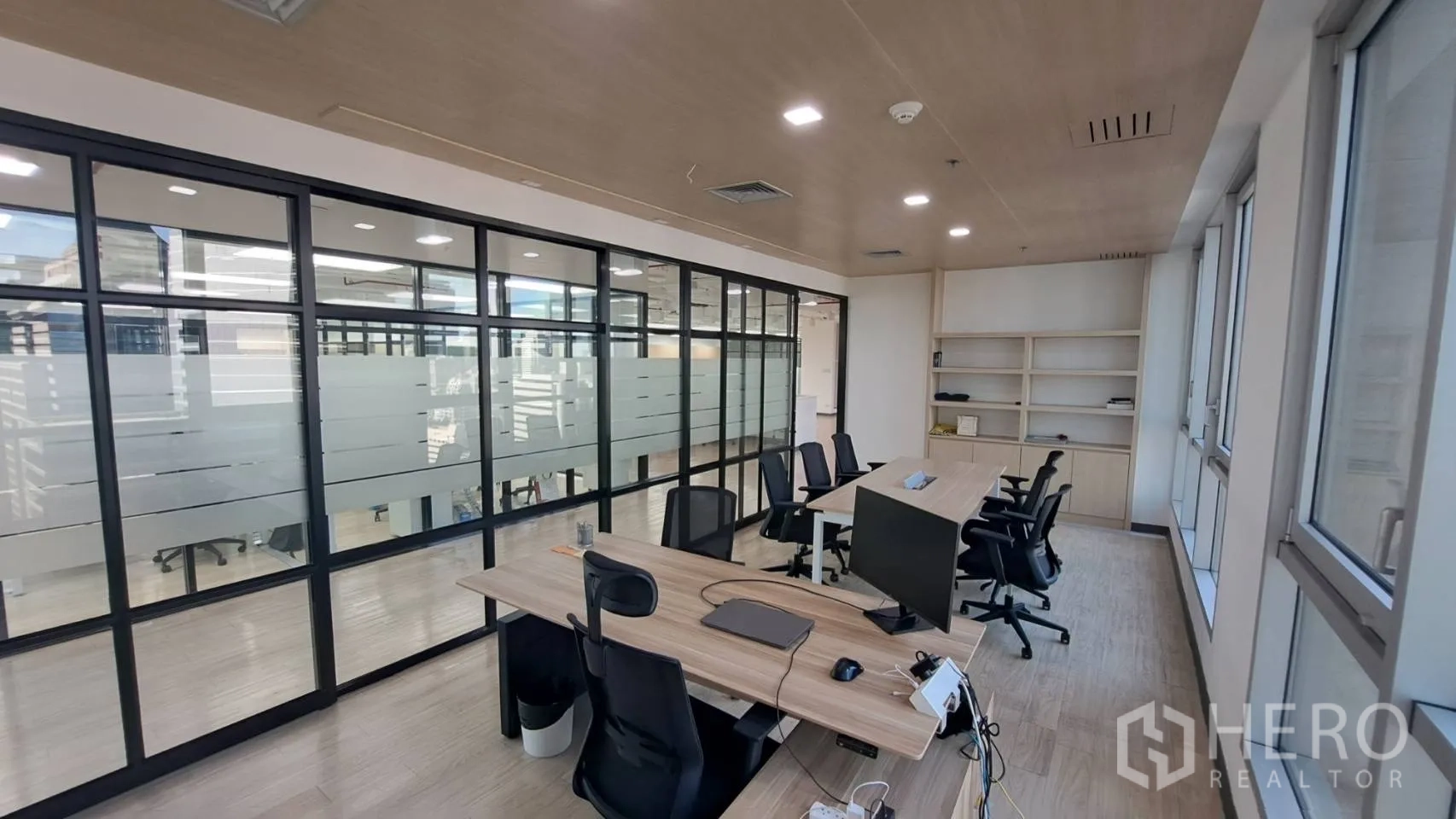 สำนักงาน ให้เช่าในYan Nawa, Bangkok - ออฟฟิศผู้จัดการ ผนังกระจก ชั้นบิลท์อิน และโต๊ะลายไม้