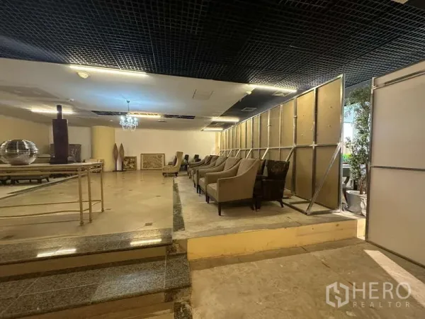 零售空间 出租 - 零售空间设临时隔断、水晶吊灯与阶梯式展示区座椅