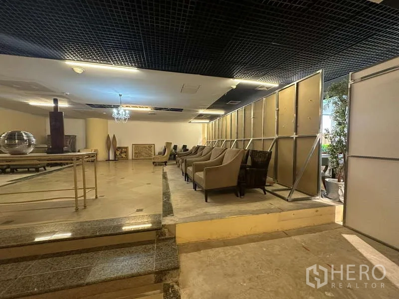 零售空间 出租 - 零售空间设临时隔断、水晶吊灯与阶梯式展示区座椅