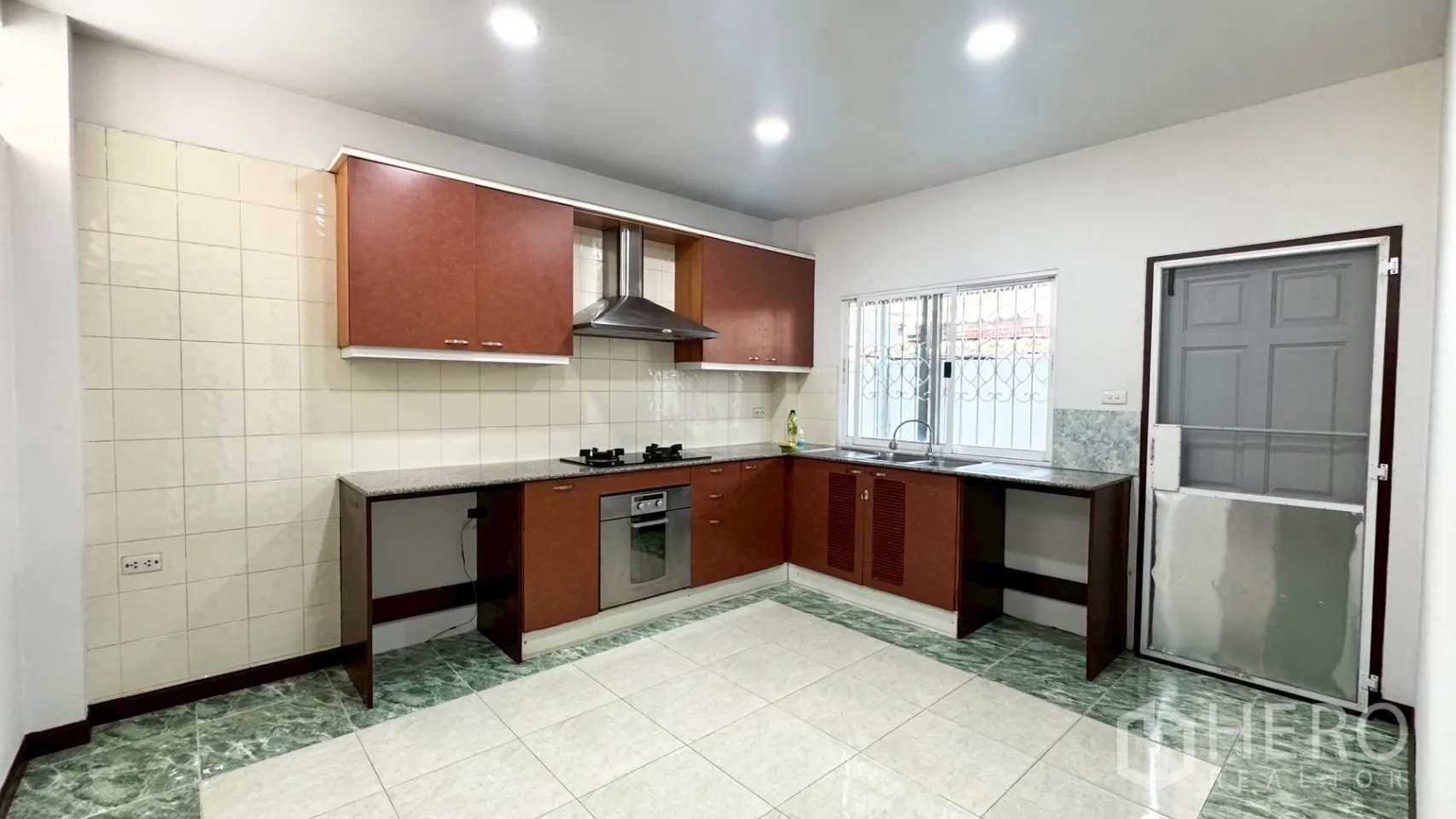 独栋房屋 for rent in Suan Luang, Bangkok - U形厨房，配燃气灶、抽油烟机、烤箱、水槽与充足橱柜。