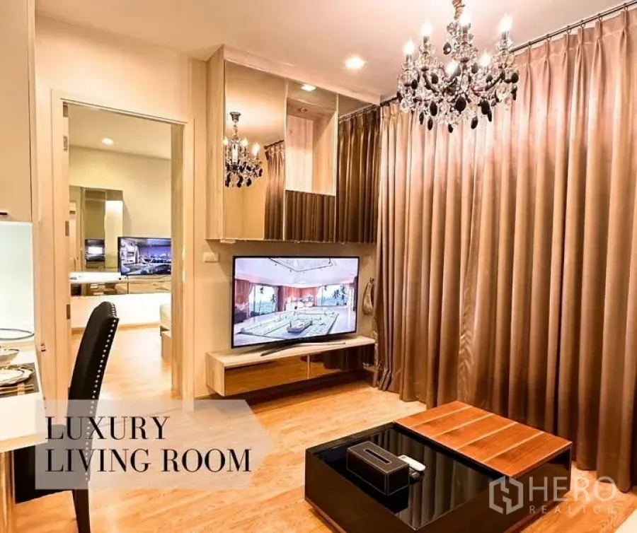 คอนโด ให้เช่าในWatthana, Bangkok - พื้นที่นั่งเล่นหรูมีโคมระย้า ผนังทีวี และโต๊ะกลางเงาวาว