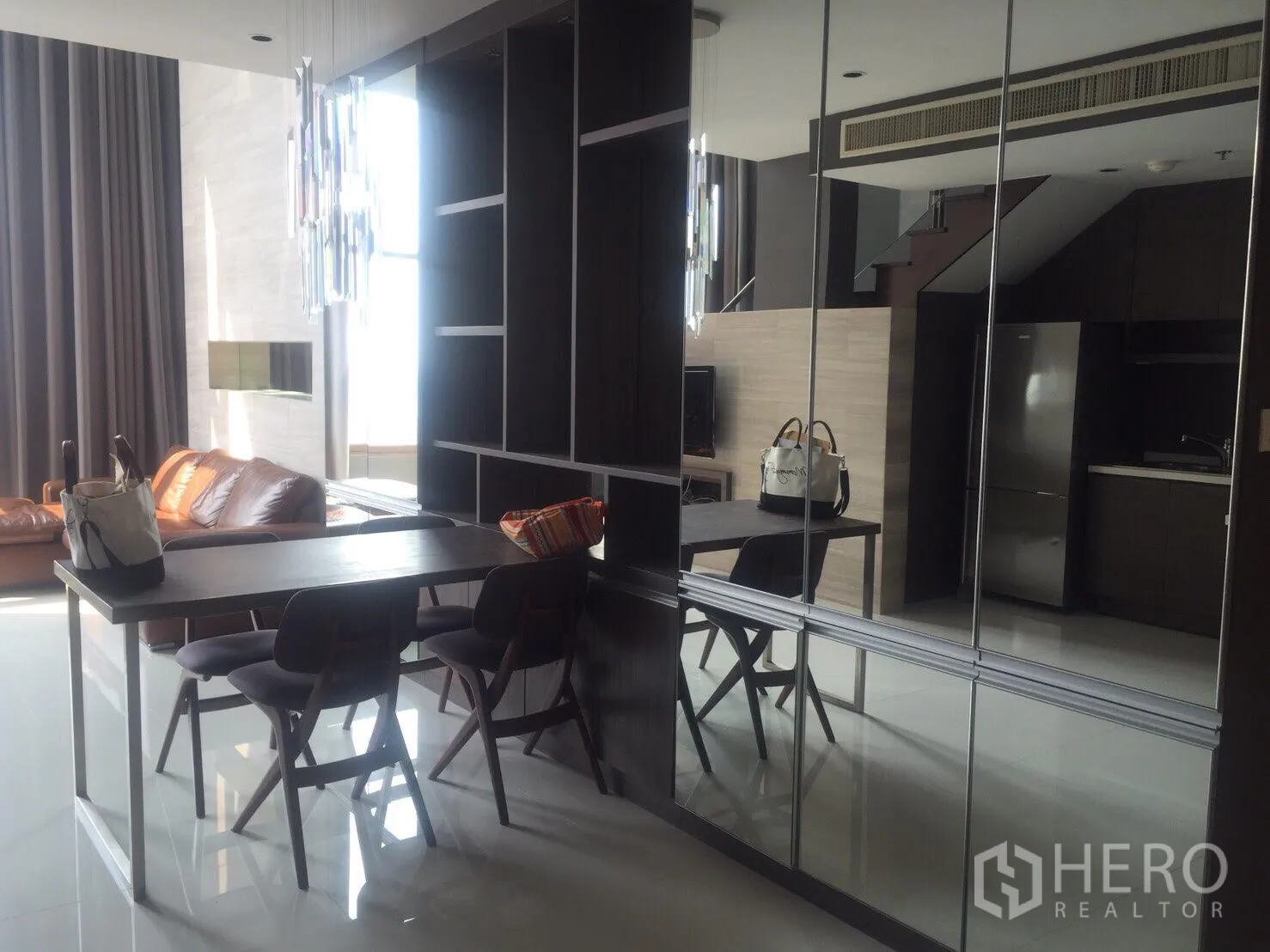 คอนโด ให้เช่าในKhlong Toei, Bangkok - พื้นที่รับประทานอาหารแบบเปิดโล่ง มีชั้นวาง ผนังตกแต่ง โคมไฟ และครัวขนาดกะทัดรัด