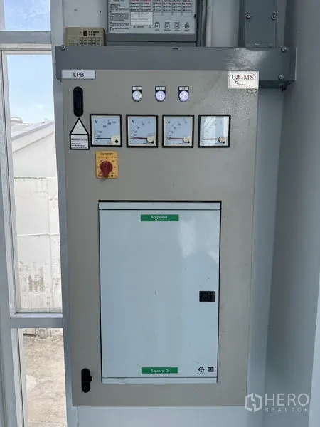 โรงงาน ให้เช่าในKhlong Luang, Pathum Thani - ตู้ควบคุมไฟฟ้า 3 เฟส พร้อมมิเตอร์และสวิตช์นิรภัย