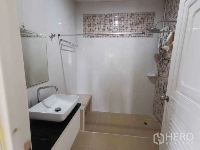 ทาวน์เฮาส์ ให้เช่าในChatuchak, Bangkok - ห้องน้ำพร้อมอ่างล้างหน้าวางบนเคาน์เตอร์และโซนอาบน้ำแบบเปิด.