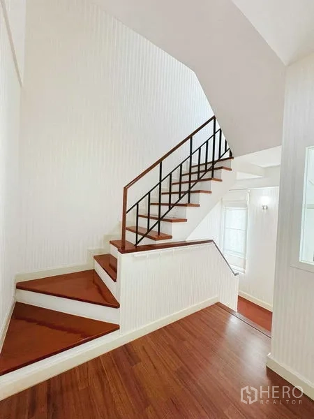 ทาวน์เฮาส์ ให้เช่าในPhra Khanong, Bangkok - บันไดไม้กับผนังสีขาว รับแสงธรรมชาติ