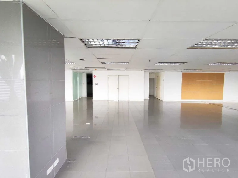 สำนักงาน ให้เช่าในRatchathewi, Bangkok - พื้นที่ทำงานกว้าง พื้นเงา เสาโครงสร้าง และผนังตกแต่งโทนอบอุ่น