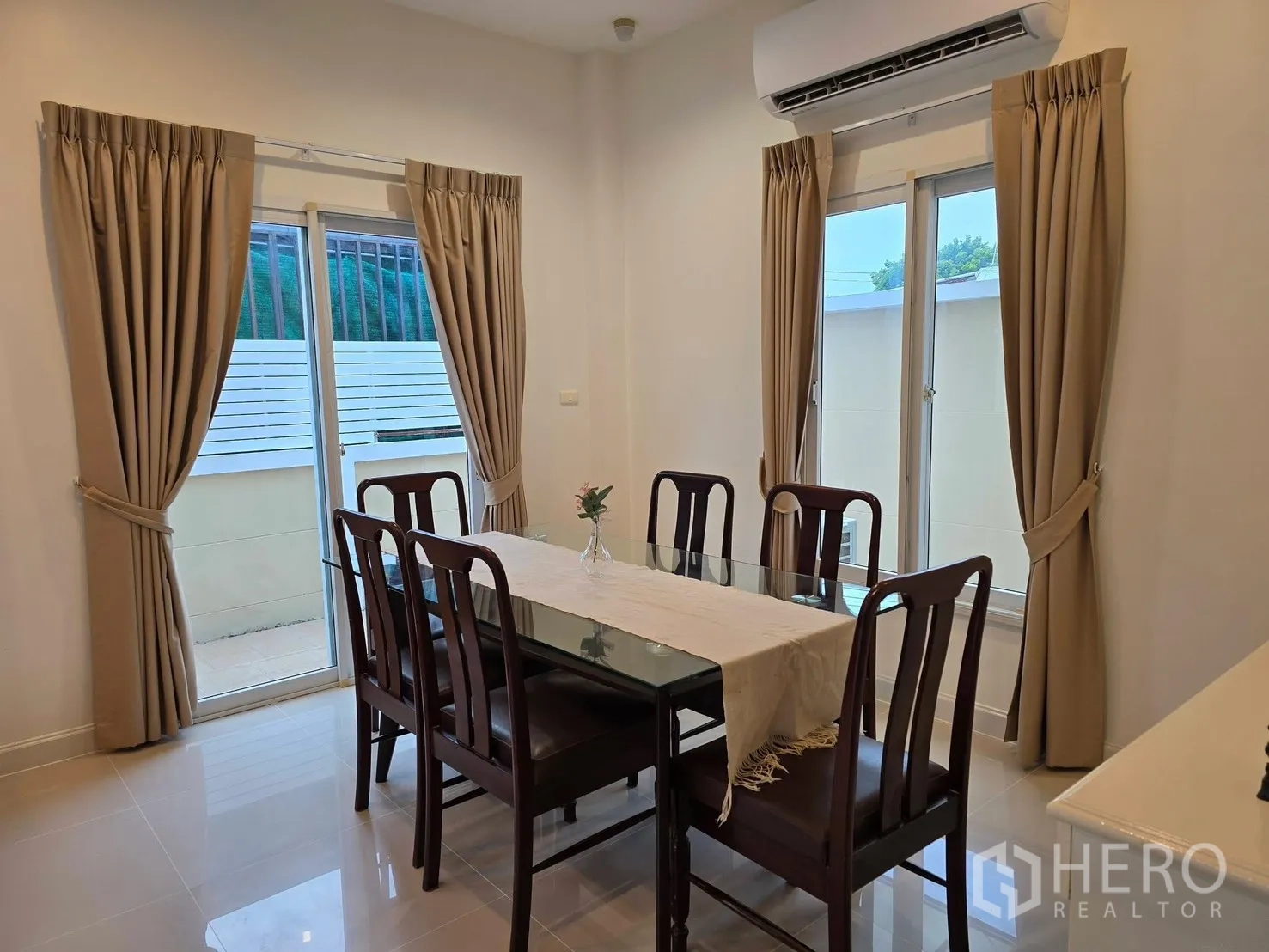 独栋房屋 for rent in Bang Phli, Samut Prakan - 餐区配玻璃餐桌、椅子与推拉门。