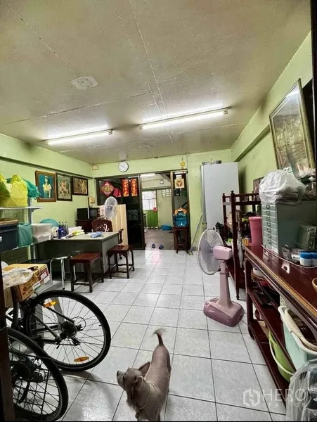 店屋 出售在Watthana, Bangkok - 一层多功能空间，瓷砖地面、日光灯与储物柜。