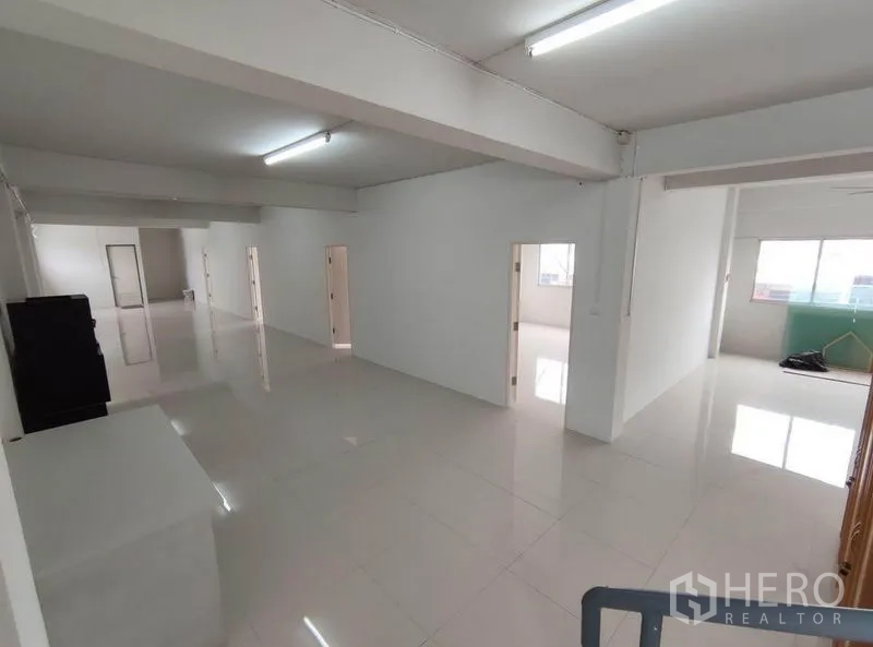 Warehouse for rent in Bang Phli, Samut Prakan - Bright open-plan office level with multiple rooms and large windows.