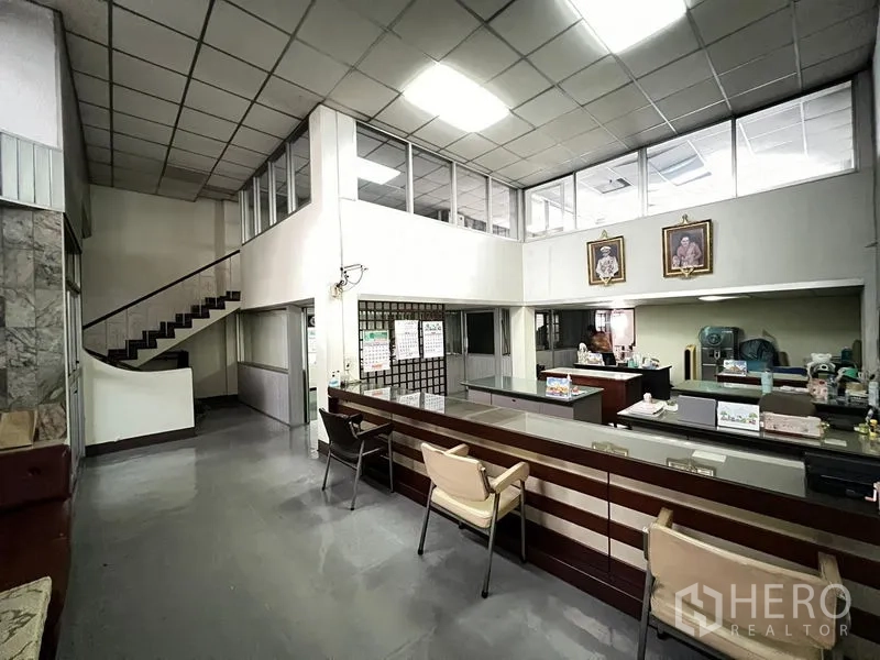 店屋 出售 - 一层接待大厅，长服务台与楼梯