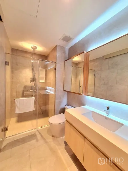 อพาร์ทเมนท์ ให้เช่าในBang Na, Bangkok - ห้องน้ำโมเดิร์น พร้อมฝักบัวกระจก เคาน์เตอร์อ่างล้างหน้า และกระจกมีไฟ