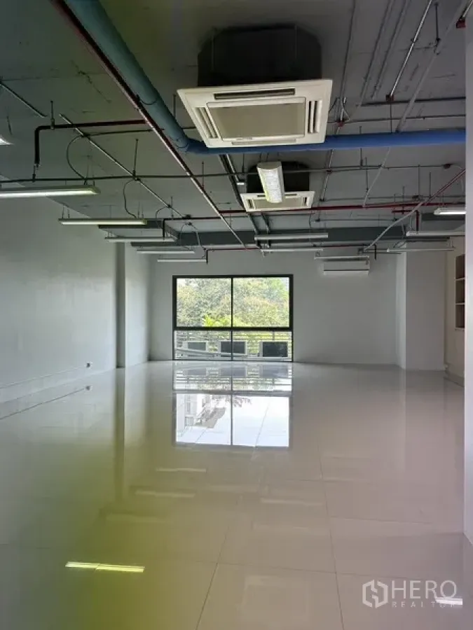 办公空间 出租在Khlong Toei, Bangkok - 90㎡开放式办公室，亮面瓷砖地面，外露天花与管线，卡式空调，大窗户望绿景。