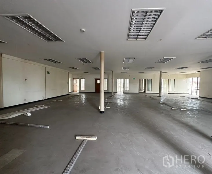 Warehouse for rent in Suan Luang, Bangkok - Large open warehouse-office floor with multiple columns and ceiling light panels.
