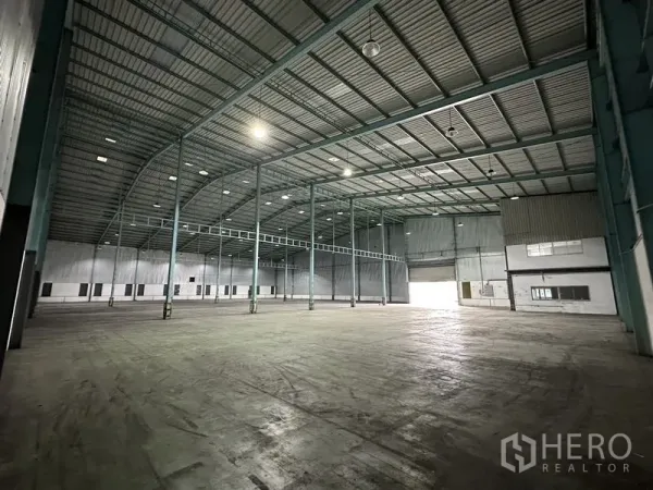 คลังสินค้า ให้เช่าในMueang Samut Prakan, Samut Prakan - พื้นที่เก็บสินค้าโล่ง เพดานสูง มีช่องรับแสง ประตูม้วน และส่วนสำนักงานขนาดเล็ก