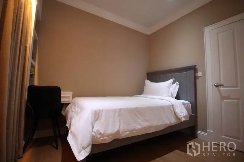 บ้าน ให้เช่าหรือขายในLat Phrao, Bangkok - ห้องนอนเดี่ยวโทนอบอุ่น มีโต๊ะทำงานริมหน้าต่างและการตกแต่งเรียบง่าย