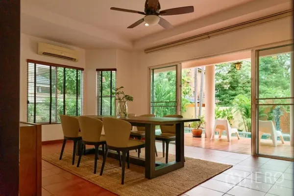 บ้าน ให้เช่าในWatthana, Bangkok - ห้องทานอาหารสว่างพร้อมประตูกระจกสไลด์เปิดสู่เทอเรซริมสระและสวน
