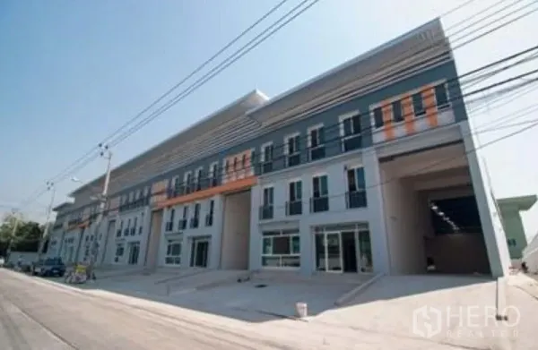 โรงงาน ให้เช่าในBang Sao Thong, Samut Prakan - แถวอาคารโรงงานสมัยใหม่ มีช่องทางเข้า-ออกกว้าง บนถนนโครงการสะอาด.