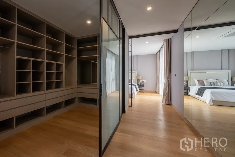 บ้าน ให้เช่าหรือขายในYan Nawa, Bangkok - ห้องแต่งตัววอล์กอิน กั้นกระจก บิลท์อินชั้นเก็บของและผนังกระจกเงา