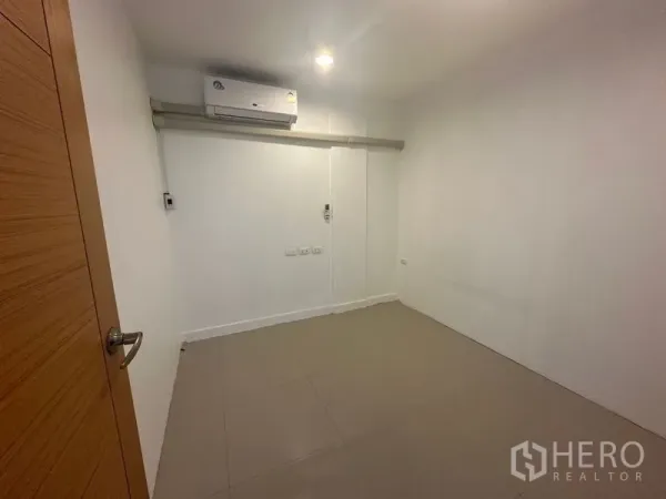 带办公室的家 出租在Bang Na, Bangkok - 小型空调房，瓷砖地面与白墙，适合独立办公室。