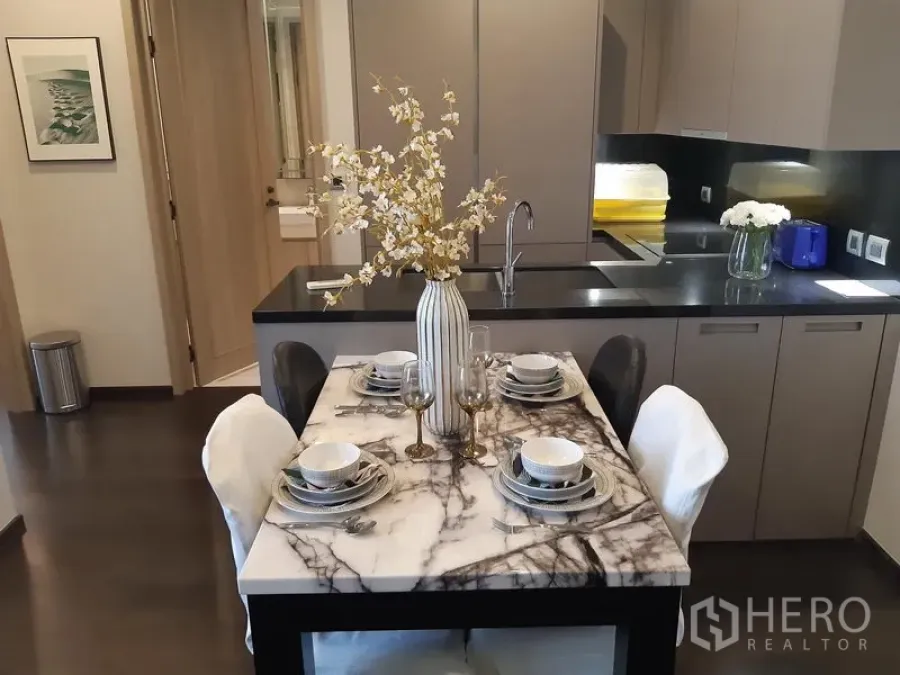 คอนโด ให้เช่าในWatthana, Bangkok - โต๊ะอาหารหินอ่อนสำหรับสี่ที่นั่งข้างครัวโทนเทา