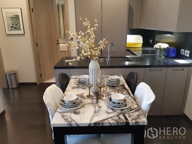 คอนโด ให้เช่าในWatthana, Bangkok - โต๊ะอาหารหินอ่อนสำหรับสี่ที่นั่งข้างครัวโทนเทา