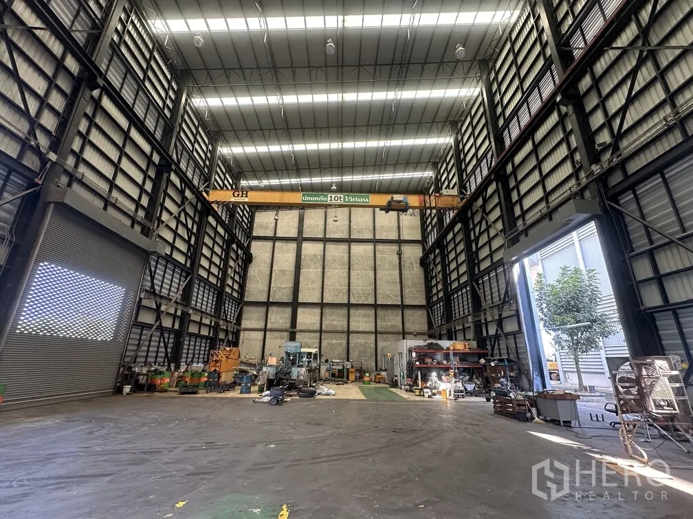 Factory for rent in Lam Luk Ka, Pathum Thani - Production hall with 10-ton overhead crane and soaring clearance.