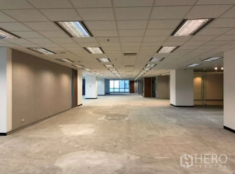 办公空间 出租在Phaya Thai, Bangkok - 超大弹性工作区，方格天花、荧光灯与宽敞通道。