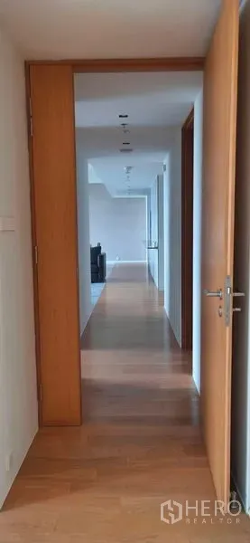 公寓 出售在Sathon, Bangkok - 木地板长走廊，通往卧室的门