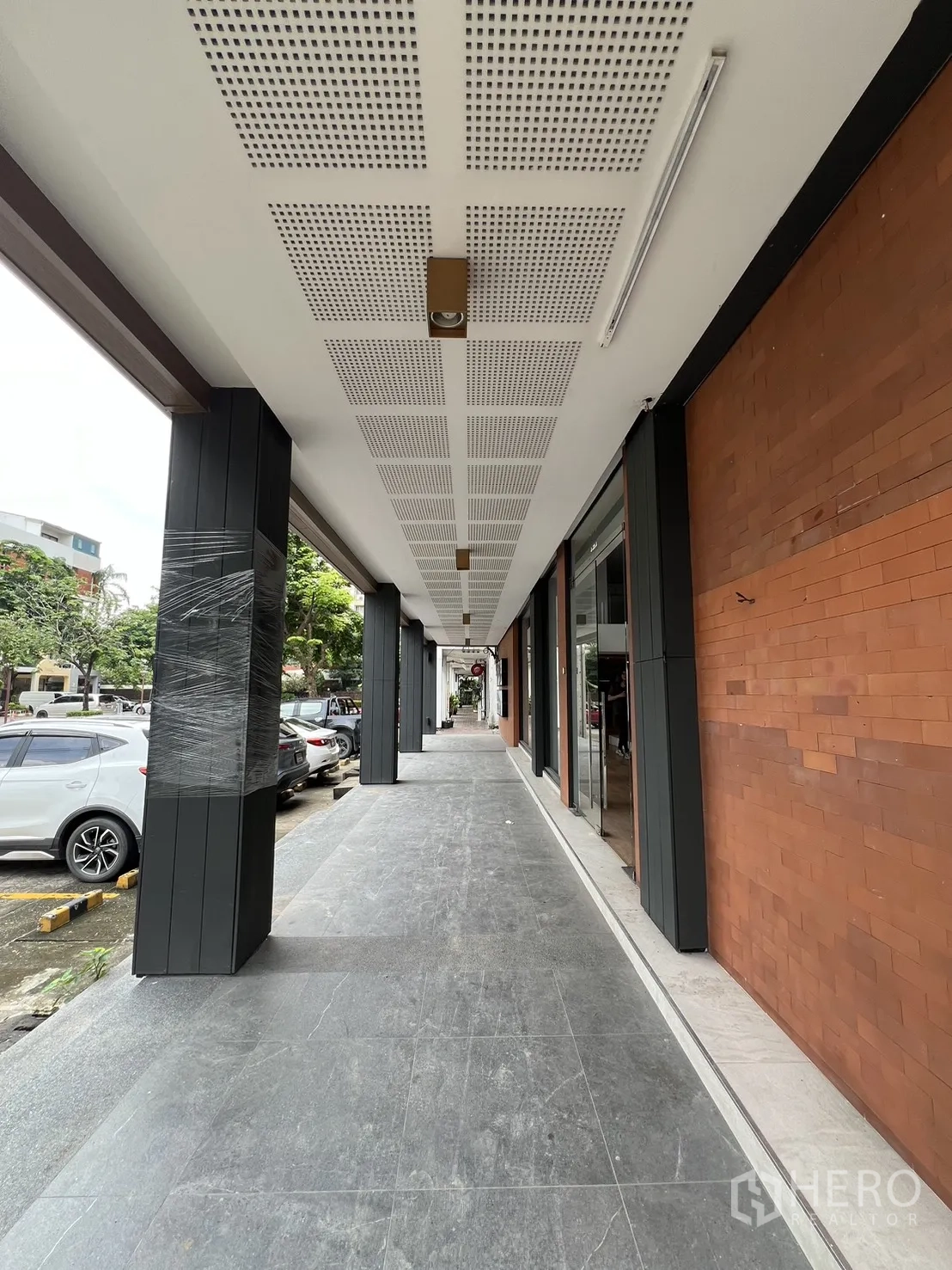 零售空间 出租在Khlong Toei, Bangkok - 带顶人行拱廊，瓷砖步道与柱灯