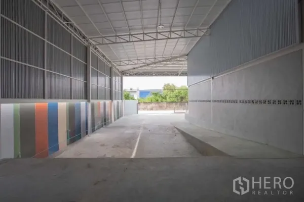 คลังสินค้า ให้เช่าในLat Krabang, Bangkok - พื้นที่ลานโหลดสินค้ามีหลังคา เพดานสูง ทางลาด พร้อมผนังสีสันด้านข้าง