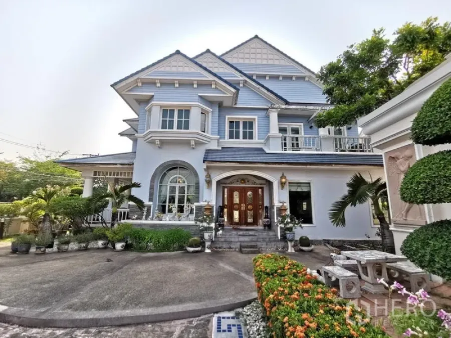 独立式住宅 出售在Phra Khanong, Bangkok - 宏伟独栋别墅外观，山墙屋顶与拱形窗，园景车道，位于Phra Khanong区Bang Chak。