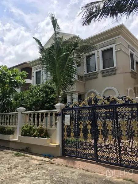 Detached House for rent in Khlong Toei, Bangkok - Ornate blue-and-gold front gate and walled garden of a detached house in the Phrom Phong area.