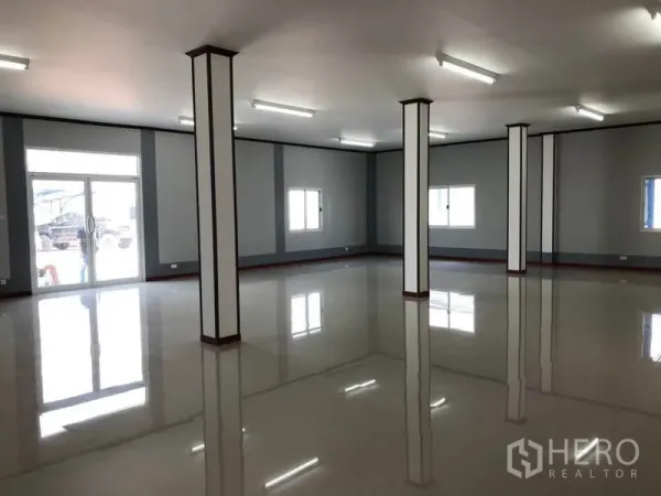 โรงงาน ให้เช่าในMueang Samut Sakhon, Samut Sakhon - ออฟฟิศด้านหน้า พื้นเงา เสาและหน้าต่างรอบด้าน พร้อมไฟฟลูออเรสเซนต์