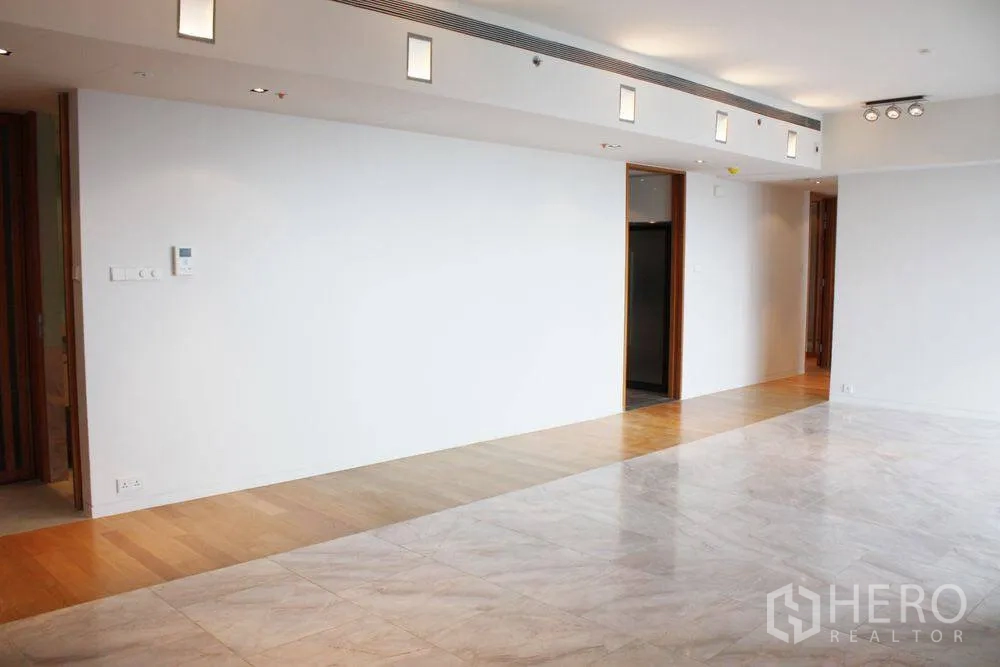 คอนโด ให้เช่าหรือขายในSathon, Bangkok - ห้องนั่งเล่นกว้าง เพดานติดไฟ ผนังสีขาว พื้นกระเบื้องต่อเนื่องพื้นไม้