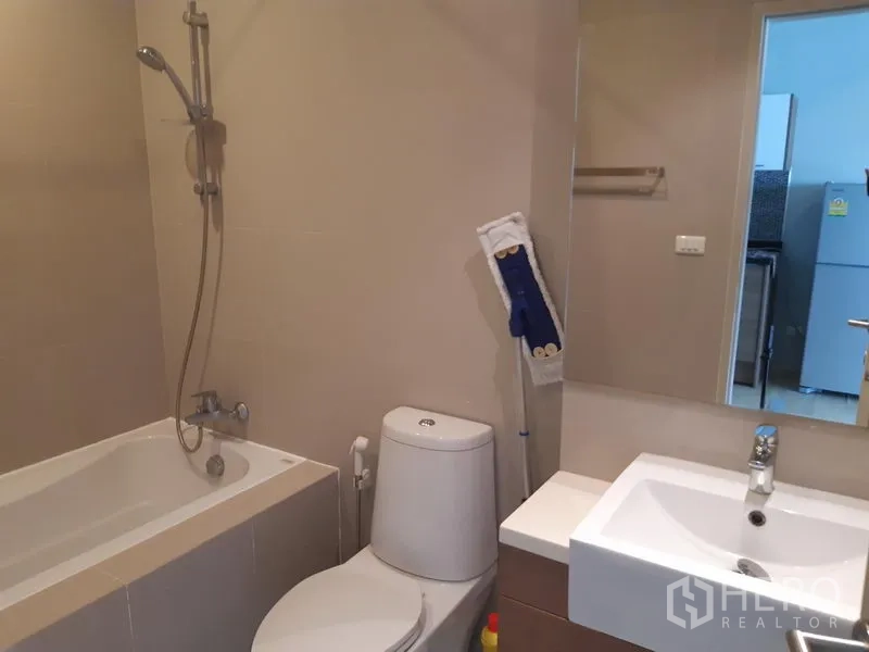 คอนโด ให้เช่าในBangkok - ห้องน้ำสมัยใหม่พร้อมอ่างอาบน้ำฝักบัว โถสุขภัณฑ์ และอ่างล้างหน้าพร้อมกระจก