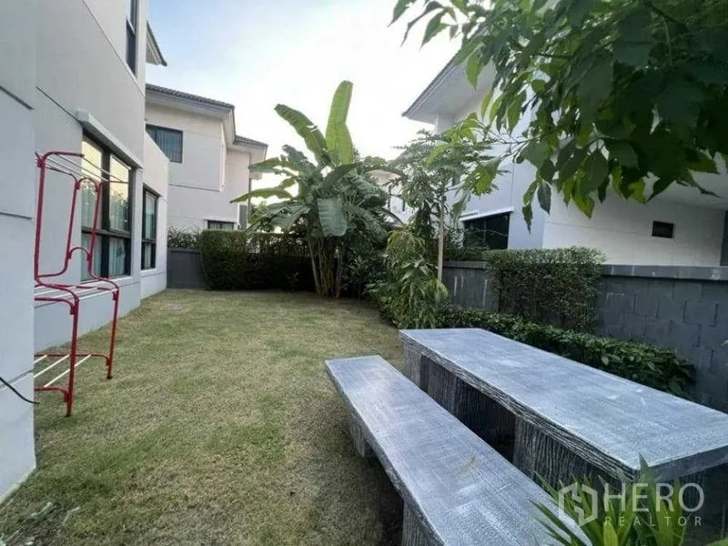 บ้าน ให้เช่าในMueang Nonthaburi, Nonthaburi - สวนส่วนตัวสนามหญ้า ต้นไม้ทรอปิคัล พร้อมโต๊ะม้านั่งคอนกรีต