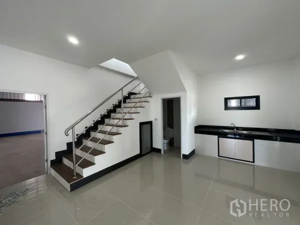 工厂 出租或出售在Sai Noi, Nonthaburi - 一楼办公区，瓷砖地面，茶水台、楼梯与独立卫生间。