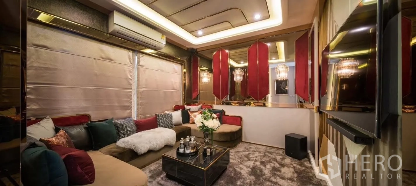 บ้าน ให้เช่าในPrawet, Bangkok - ห้องดูหนังพักผ่อน โซฟาตัวแอล ไฟตกแต่ง และทีวีติดผนัง