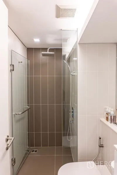 คอนโด ให้เช่าในKhlong Toei, Bangkok - พื้นที่อาบน้ำแบบ Rain Shower พร้อมประตูกระจกใสและผนังกระเบื้อง