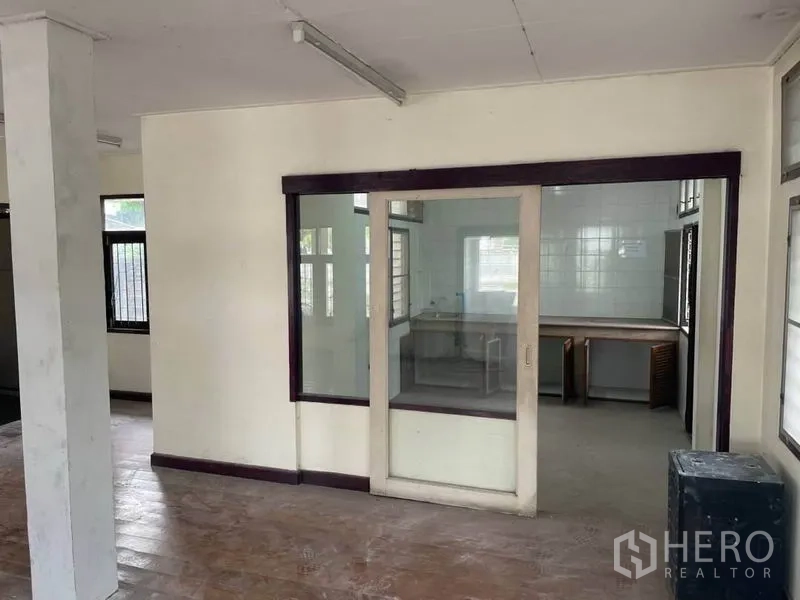 Detached House for rent in Suan Luang, Bangkok - Ground-floor area with a sliding glass partition opening to a tiled kitchen.
